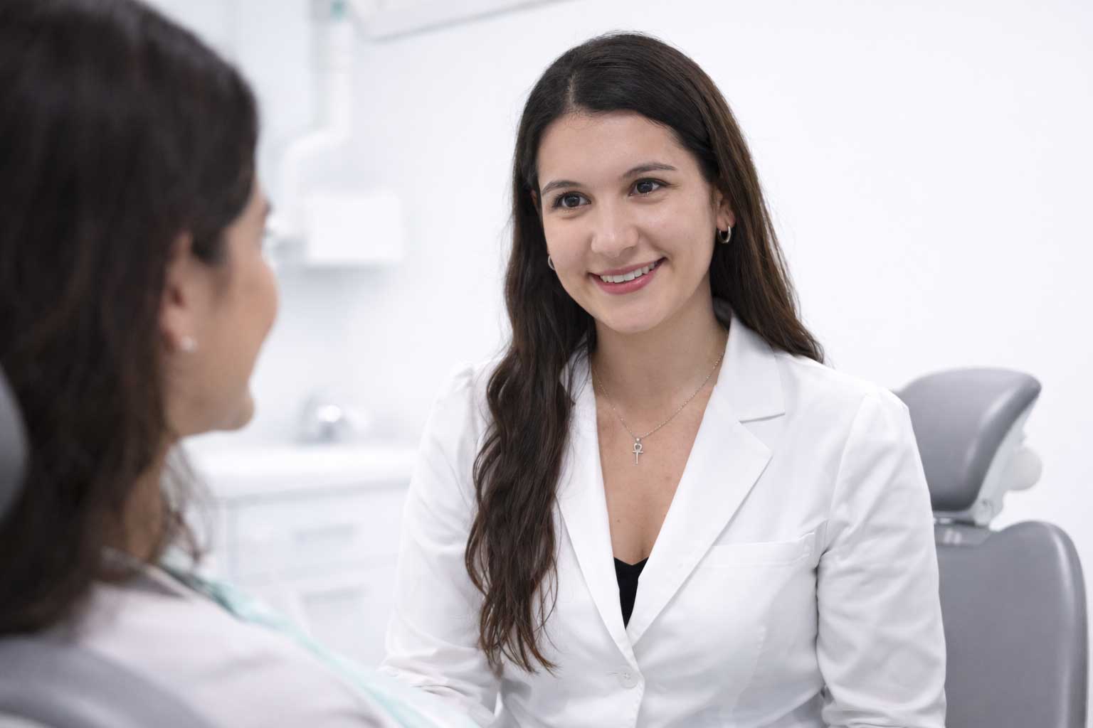 Dra. Dayana Ortiz atendiendo paciente