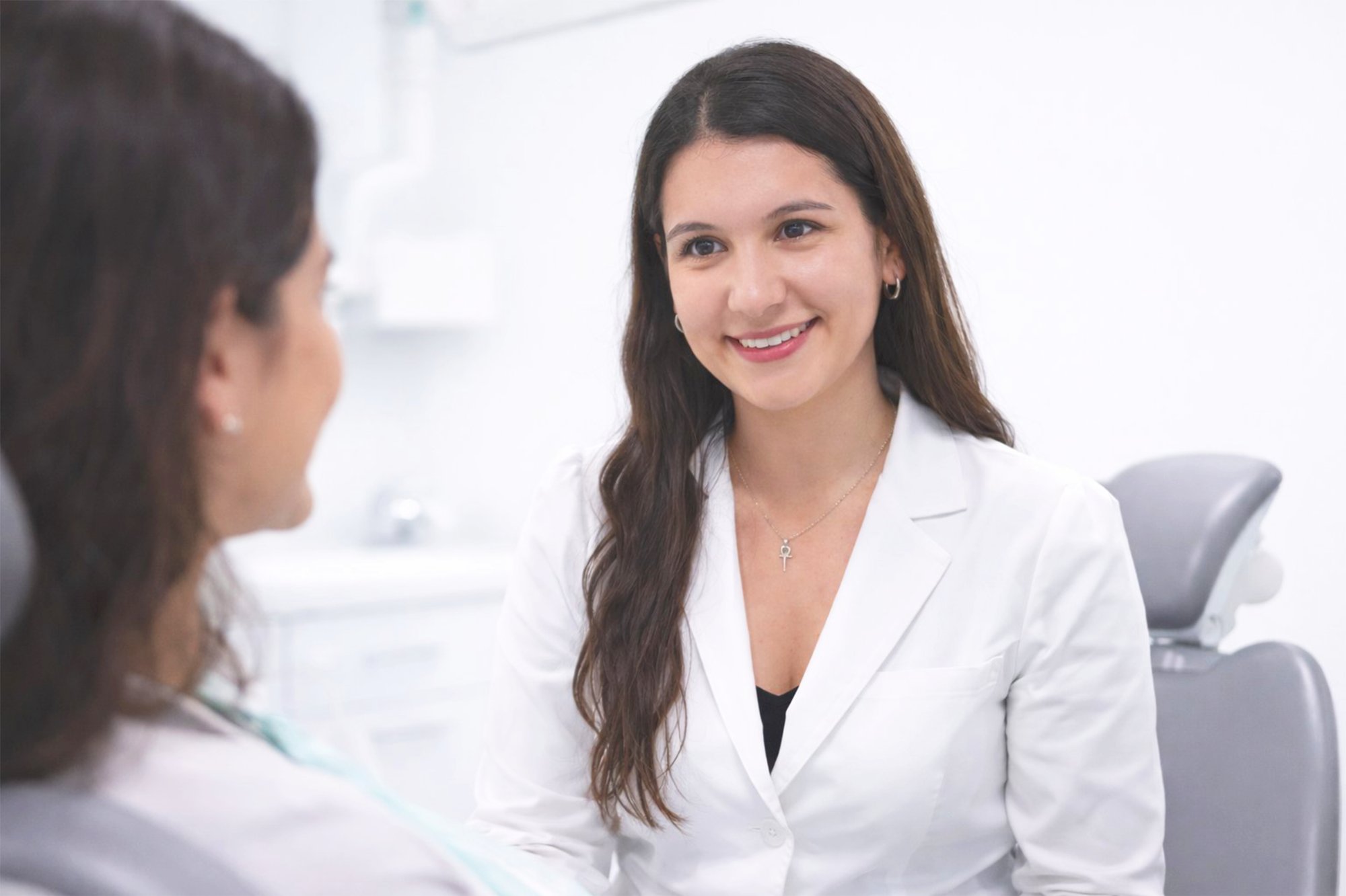 Dra. Dayana Ortiz atendiendo paciente